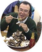 こくがあってとってもおいしい岩牡蠣。小振りなので繊細さもあって最高。
もくもくとたいらげているのは、寺本氏